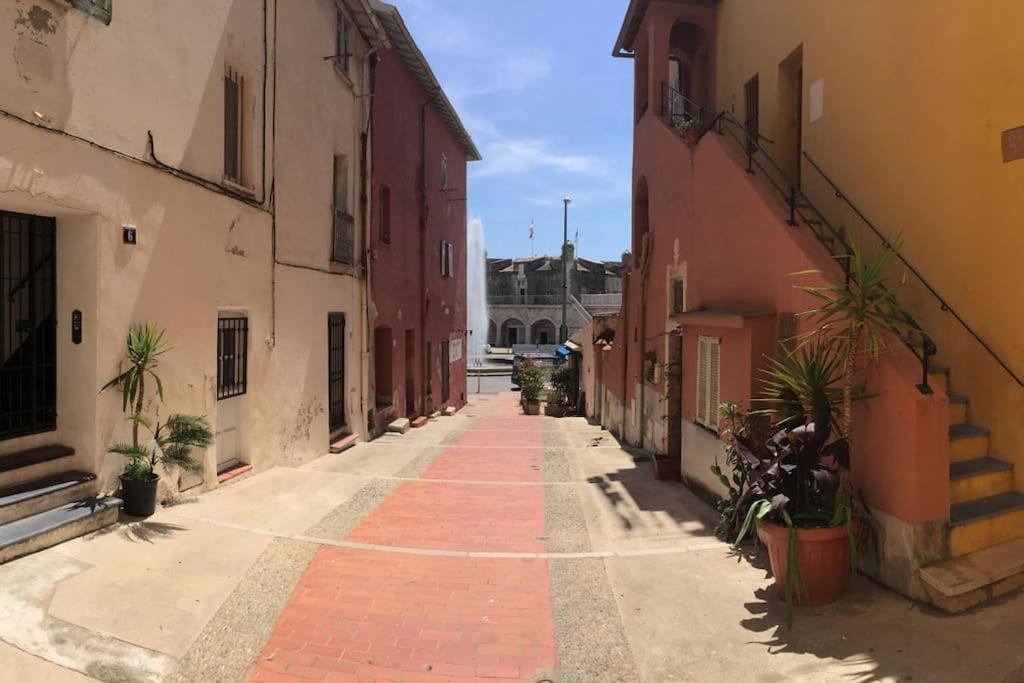 Between The Roofs Of Menton Old Town And The Sea Екстериор снимка